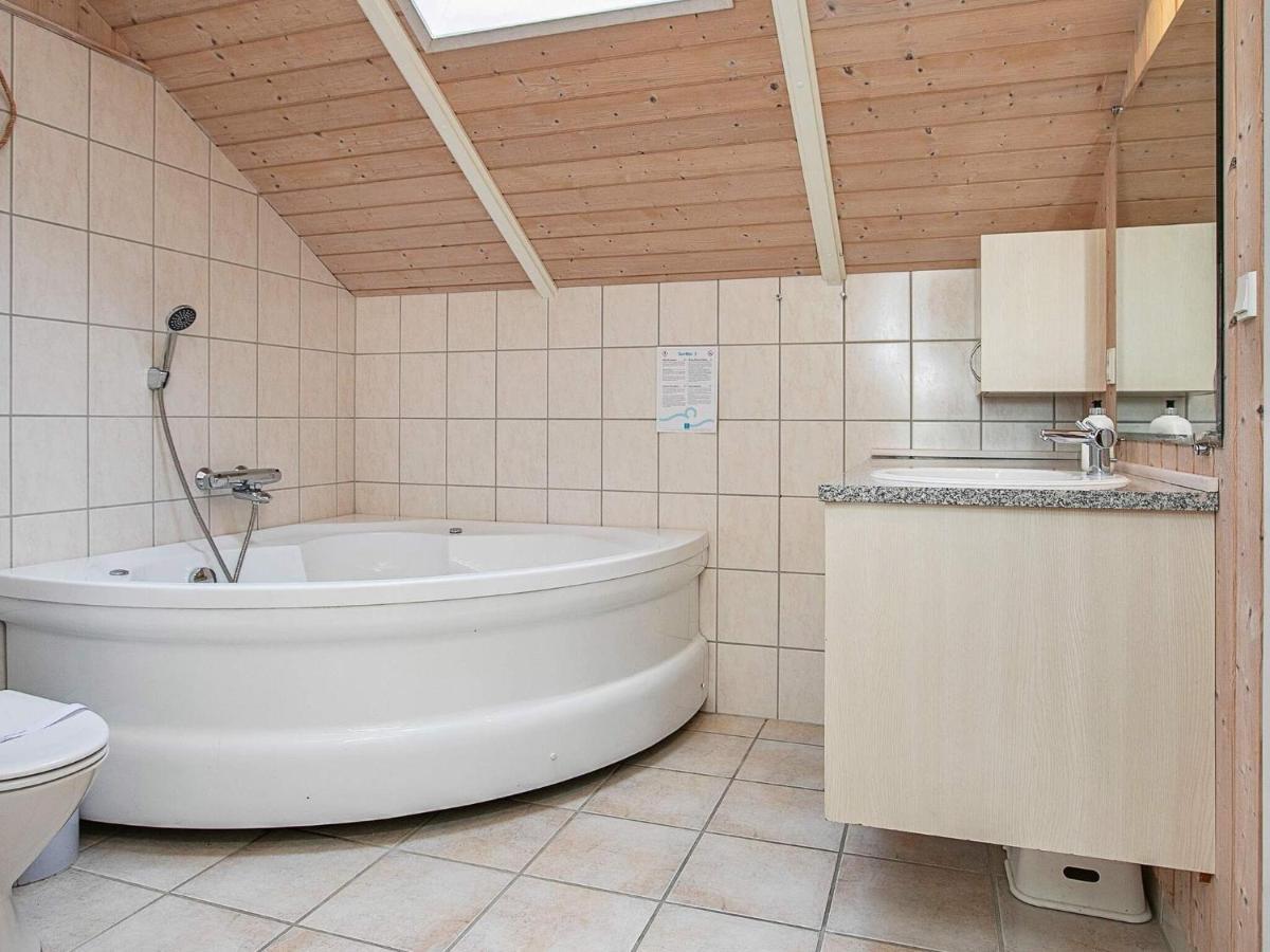 Four-Bedroom Holiday Home In Vaeggerlose 8 Bøtø By 外观 照片